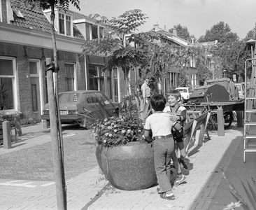 884239 Afbeelding van twee stoeiende jongetjes op de de Wagendwarsstraat te Utrecht.